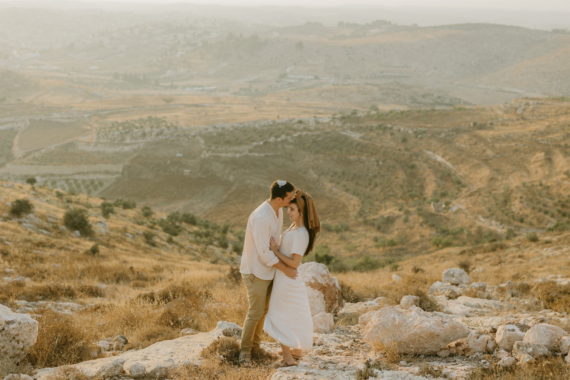 זוג מחובק בשקיעה על רקע הרי חברון, צילום מאת יפית אבידן